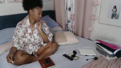 Snapshot of geishapaige chatting on October 3, 10:01 am The Empress online show from October 3, 10:01 am