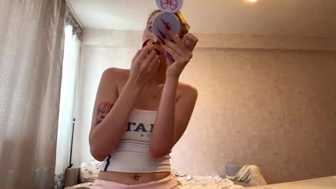 Snapshot of geneviveseay chatting on September 10, 10:59 am Emmi online show from September 10, 10:59 am