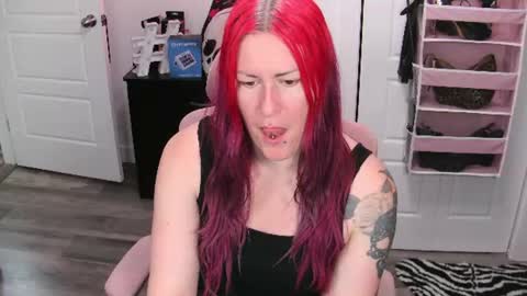 Snapshot of gennyrock chatting on June 22, 2:25 pm Genny Rock and online show from June 22, 2:25 pm