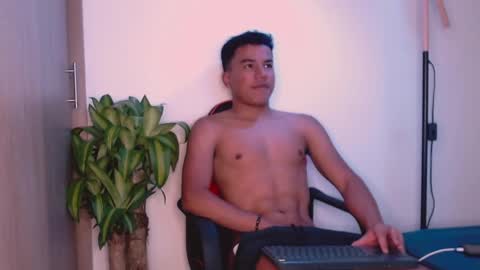 Snapshot of george_cams1 chatting on December 22, 9:42 pm Jorge online show from December 22, 9:42 pm