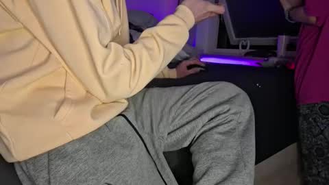 A  A online show from March 1, 3:43 am