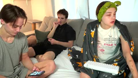 Snapshot of gerridae chatting on February 23, 5:12 am Jean and Isa couple Van online show from February 23, 5:12 am