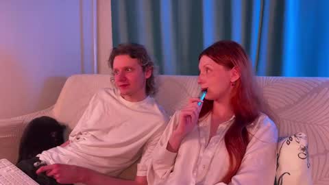 Snapshot of gethigh_ chatting on June 1, 9:16 pm Liz and Mark online show from June 1, 9:16 pm