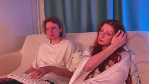 Snapshot of gethigh_ chatting on June 3, 9:09 pm Liz and Mark online show from June 3, 9:09 pm