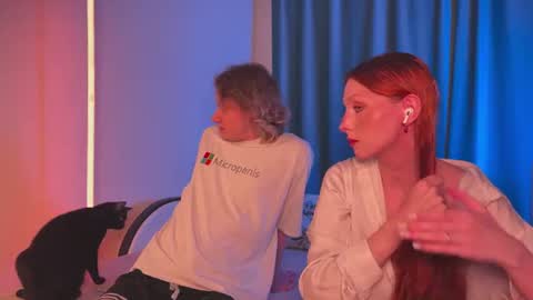 Snapshot of gethigh_ chatting on June 9, 10:10 pm Liz and Mark online show from June 9, 10:10 pm
