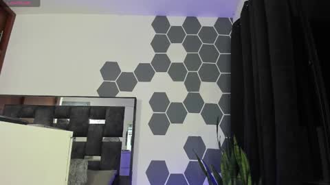 L A U R A online show from December 21, 8:28 am