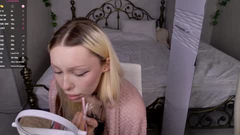 Snapshot of ghost_girlyy chatting on April 8, 4:56 am violeta online show from April 8, 4:56 am