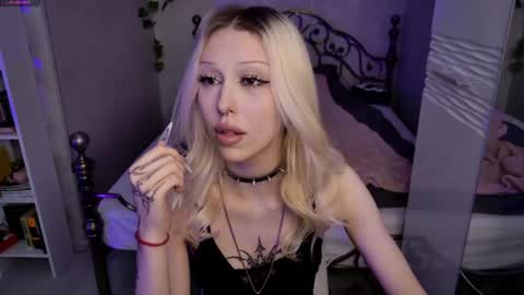 Snapshot of ghost_girlyy chatting on April 13, 11:59 am violeta online show from April 13, 11:59 am