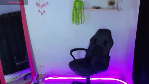 giaaaa   online show from December 18, 11:22 pm