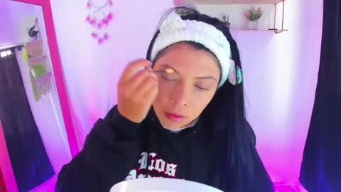 giaaaa   online show from March 4, 8:37 pm