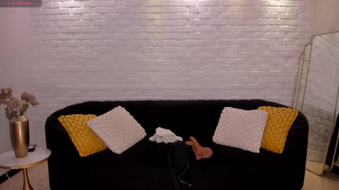 Gia Ferrera online show from November 18, 7:18 pm