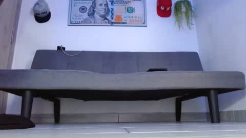Snapshot of giant_feet chatting on May 11, 3:51 pm BOSS online show from May 11, 3:51 pm