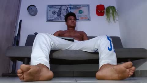 Snapshot of giant_feet chatting on May 12, 11:24 pm BOSS online show from May 12, 11:24 pm