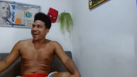 Snapshot of giant_feet chatting on May 17, 4:25 pm BOSS online show from May 17, 4:25 pm