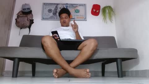 Snapshot of giant_feet chatting on May 18, 4:35 pm BOSS online show from May 18, 4:35 pm