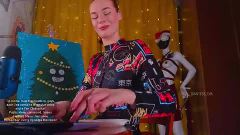 Snapshot of giantess_eva chatting on December 22, 7:11 pm Eva online show from December 22, 7:11 pm