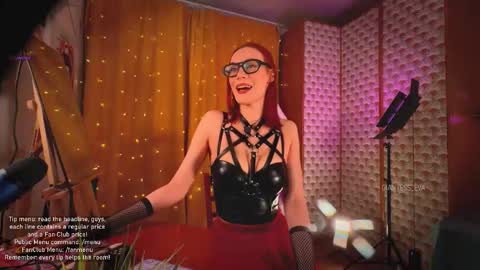 Snapshot of giantess_eva chatting on March 9, 10:52 am Eva online show from March 9, 10:52 am