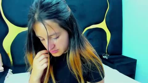 GiaRoussel online show from February 4, 1:48 pm