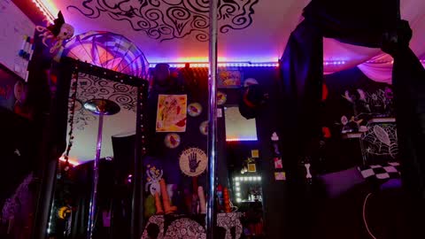 Giggles online show from December 2, 4:20 pm