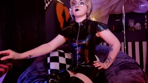 Giggles online show from April 8, 2:50 pm