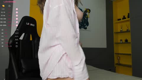 gigihadd online show from December 4, 10:57 am