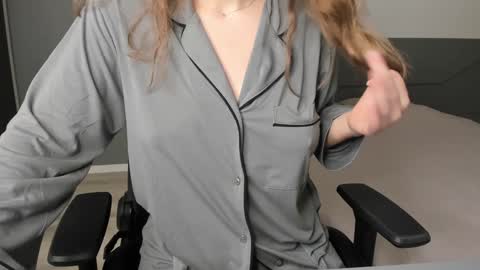 gigihadd online show from December 11, 2:11 pm