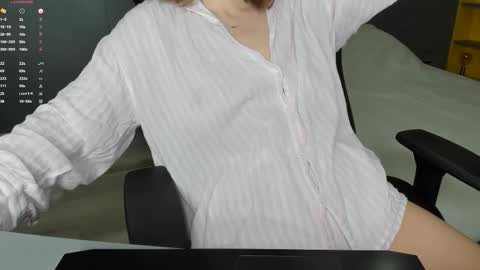 gigihadd online show from November 24, 1:00 pm