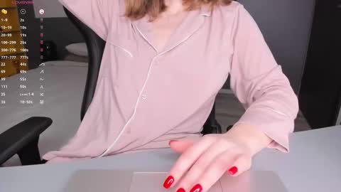 gigihadd online show from March 8, 6:44 pm