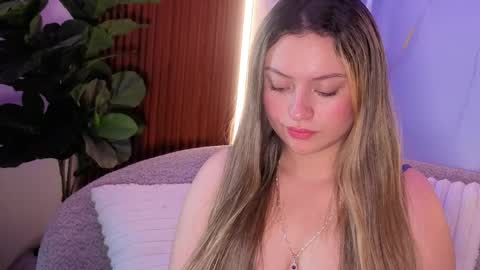 Snapshot of giigii_hadidd chatting on April 9, 6:02 pm Giigii Hadid online show from April 9, 6:02 pm