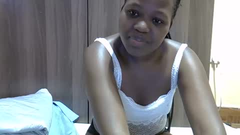 Snapshot of gina_sassy chatting on October 27, 3:21 am Adiliah online show from October 27, 3:21 am