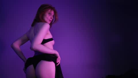 Snapshot of ginger_hugs chatting on December 18, 1:15 am im expecting 350 thumbs up on my altar online show from December 18, 1:15 am