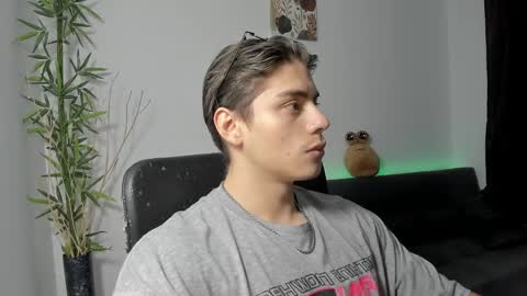 Snapshot of gio_russo chatting on December 31, 2:19 am GioRusso online show from December 31, 2:19 am