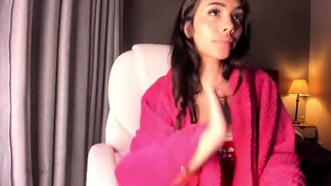 Snapshot of giovanna_oliveira chatting on June 29, 10:15 am Giovanna online show from June 29, 10:15 am