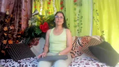 Snapshot of girasol_walton chatting on May 31, 1:29 pm Girasol Walton online show from May 31, 1:29 pm