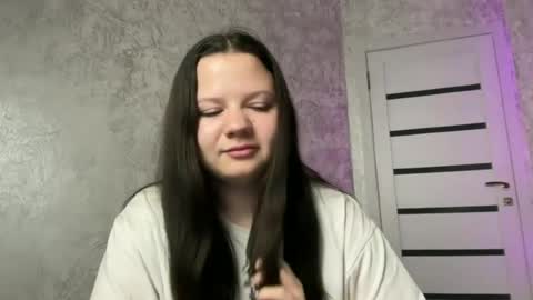 Snapshot of girl_cute07 chatting on June 24, 6:40 pm girl_cute07 online show from June 24, 6:40 pm