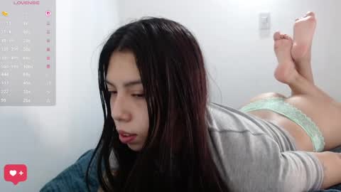 Snapshot of girl_honey_ chatting on June 8, 4:46 am Aleja online show from June 8, 4:46 am