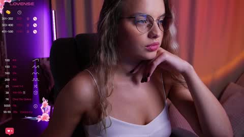 Snapshot of girl_peach_ chatting on December 1, 9:26 pm Kate online show from December 1, 9:26 pm