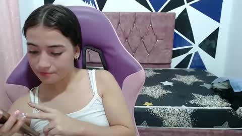 Snapshot of girl_princess18 chatting on October 31, 2:45 am girl_princess18 online show from October 31, 2:45 am