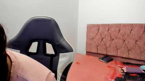 girl_princess18 online show from May 26, 7:32 pm