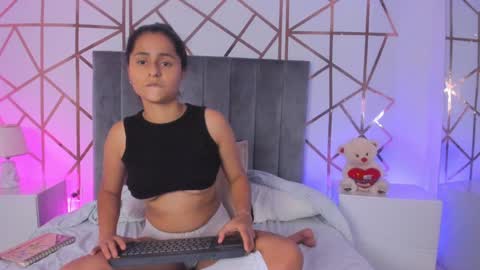 Snapshot of giselle_roldan chatting on February 7, 5:51 pm GISELLE ROLDAN online show from February 7, 5:51 pm