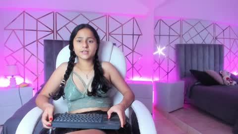 Snapshot of giselle_roldan chatting on February 17, 11:44 am GISELLE ROLDAN online show from February 17, 11:44 am