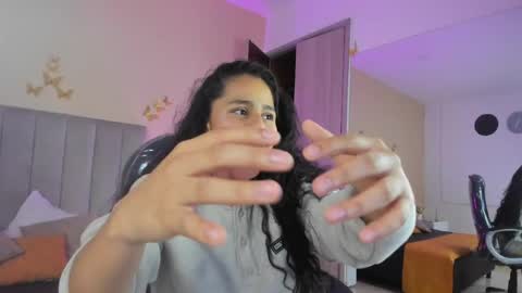 GISELLE ROLDAN online show from April 18, 4:49 am