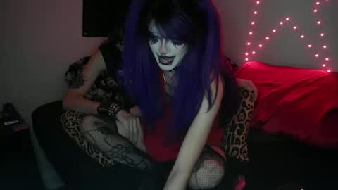 Snapshot of gl00my_gh0ul chatting on October 27, 3:21 am Gloomy online show from October 27, 3:21 am