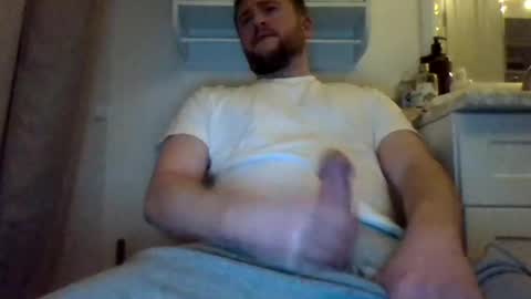 Snapshot of glenjam80 chatting on February 6, 2:22 am glenjam80 online show from February 6, 2:22 am