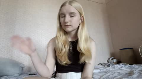 Snapshot of glennabeem chatting on April 10, 11:04 am Laura online show from April 10, 11:04 am