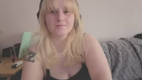 Snapshot of glitchwitch chatting on July 5, 4:25 pm Glitch online show from July 5, 4:25 pm