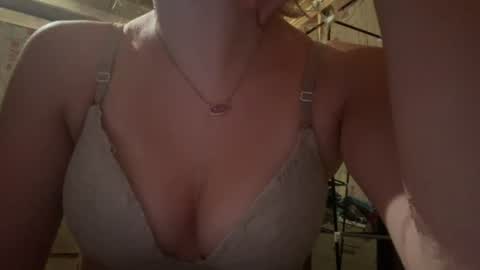 Snapshot of glitterqueen6 chatting on August 9, 1:18 am glitterqueen6 online show from August 9, 1:18 am