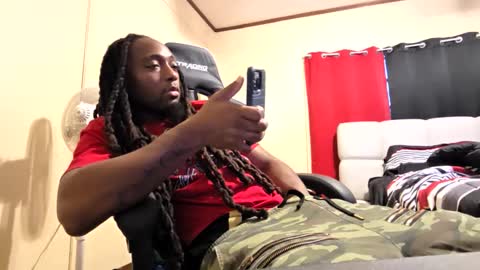 Snapshot of glomightyj chatting on December 20, 11:01 pm glomightyj online show from December 20, 11:01 pm