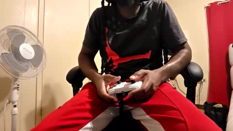 Snapshot of glomightyj chatting on January 19, 6:17 am glomightyj online show from January 19, 6:17 am