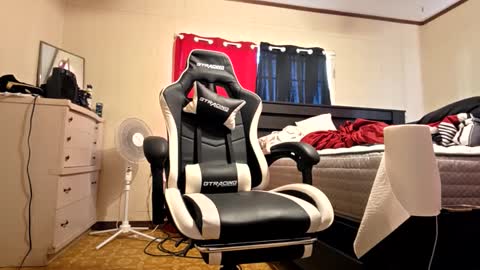 Snapshot of glomightyj chatting on March 22, 10:02 pm glomightyj online show from March 22, 10:02 pm